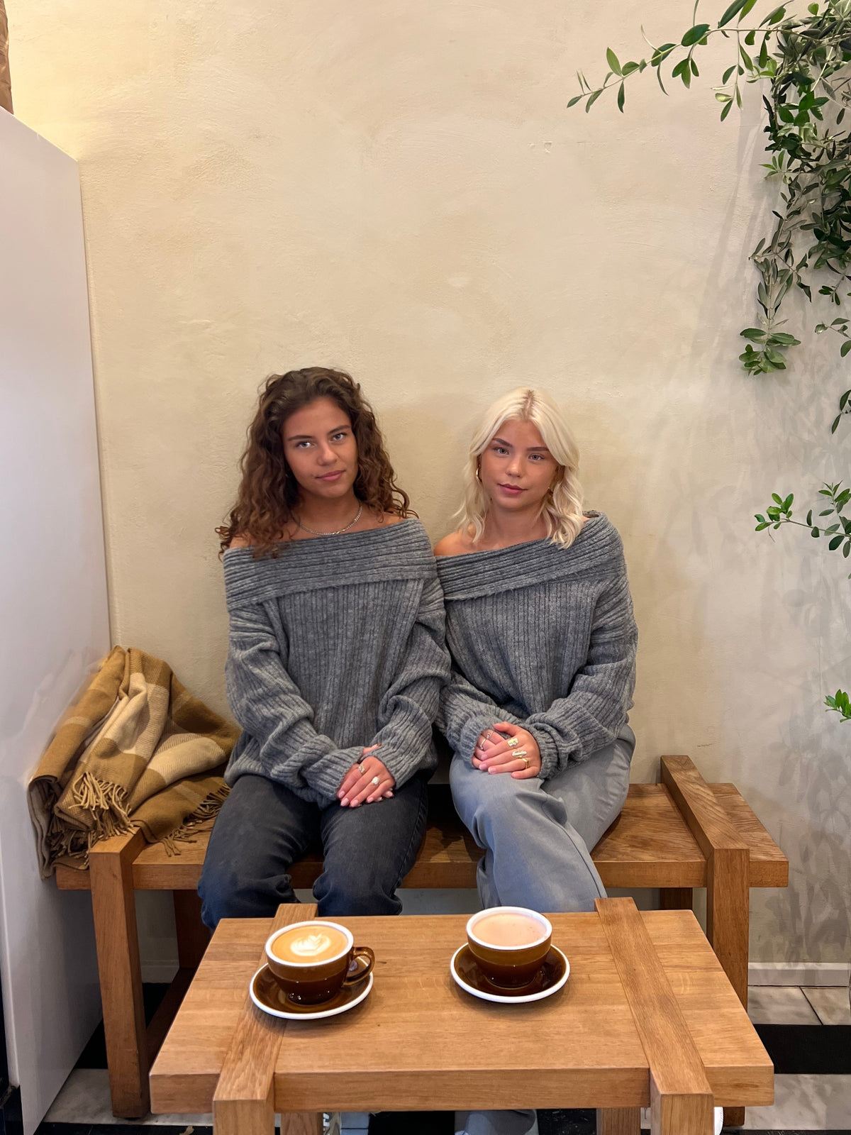 Elinor off shoulder knit - Grey